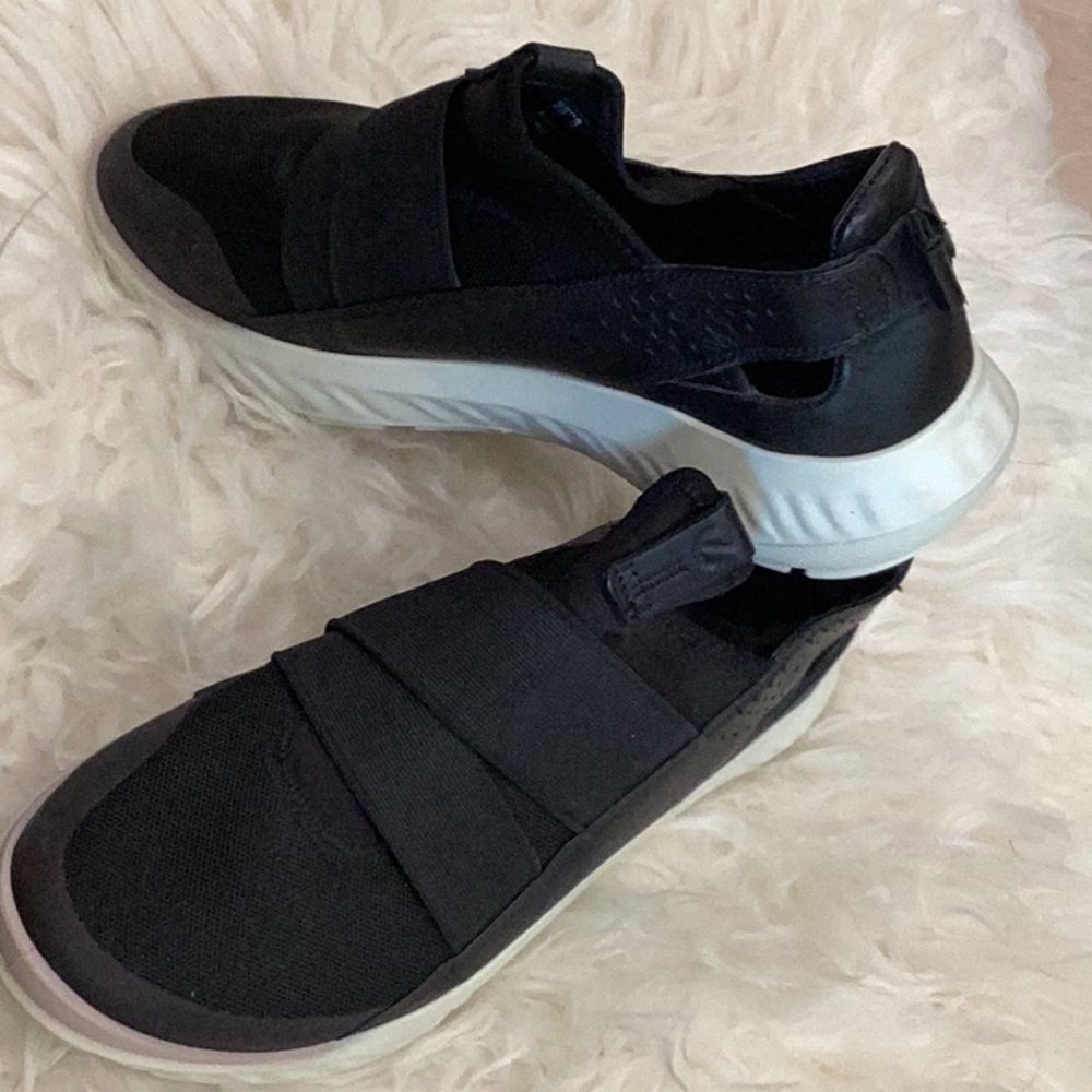 ECCO S.T.1 women’s size 9. Solid black with leather detail.